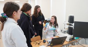Colegios de la provincia de Santiago visitan instalaciones de IMPACT y CiiB en UANDES
