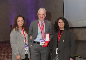 Dr. Fernando Figueroa recibe premio Maestro de la Reumatología Panamericana 2024