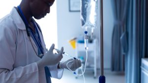 Terapias basadas en células modificadas genéticamente: la revolución de la medicina que no está disponible en Chile